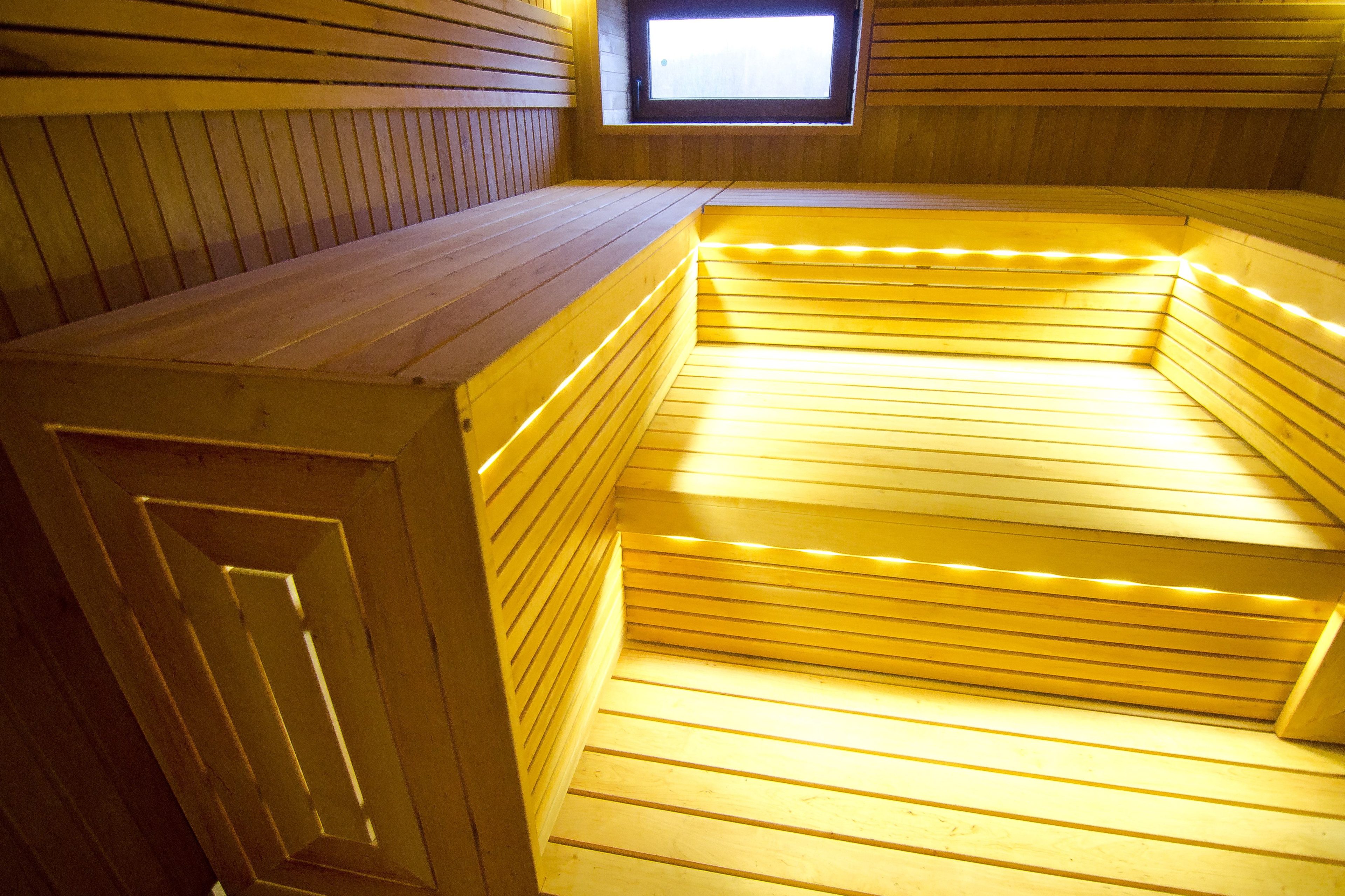 Sauna avec bancs à trois niveaux en bois d'aulne