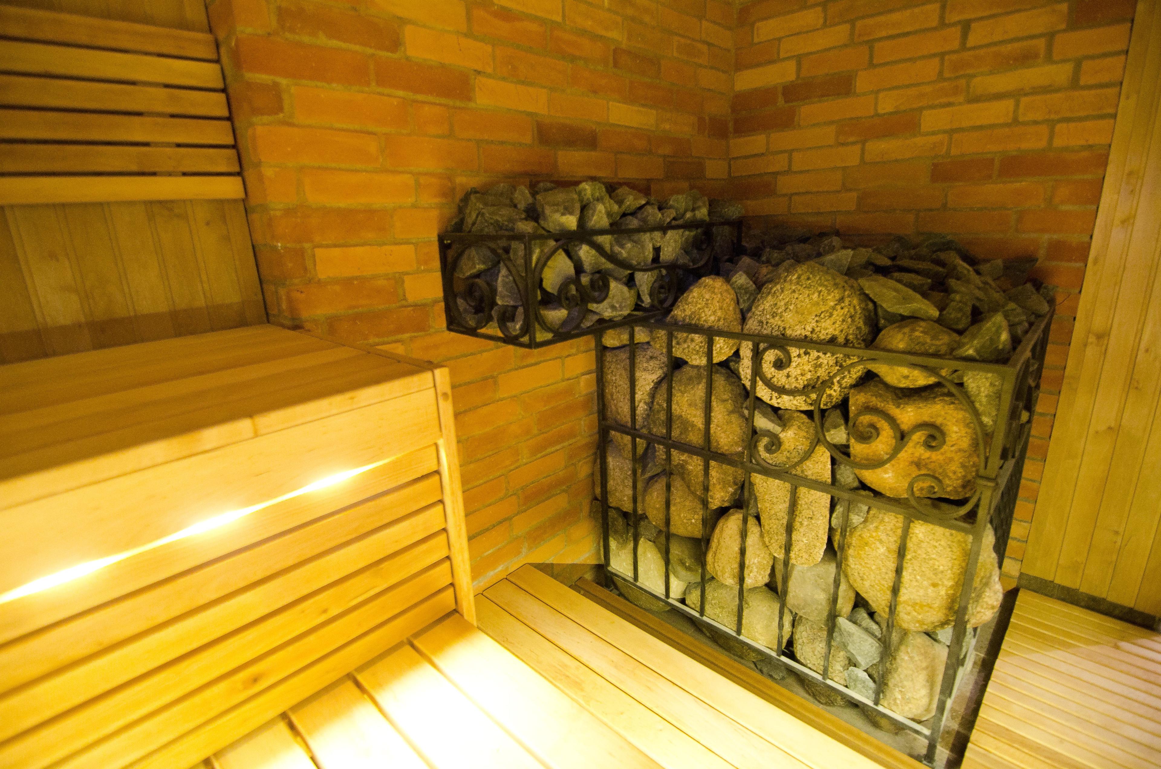 Sauna avec bancs à trois niveaux en bois d'aulne