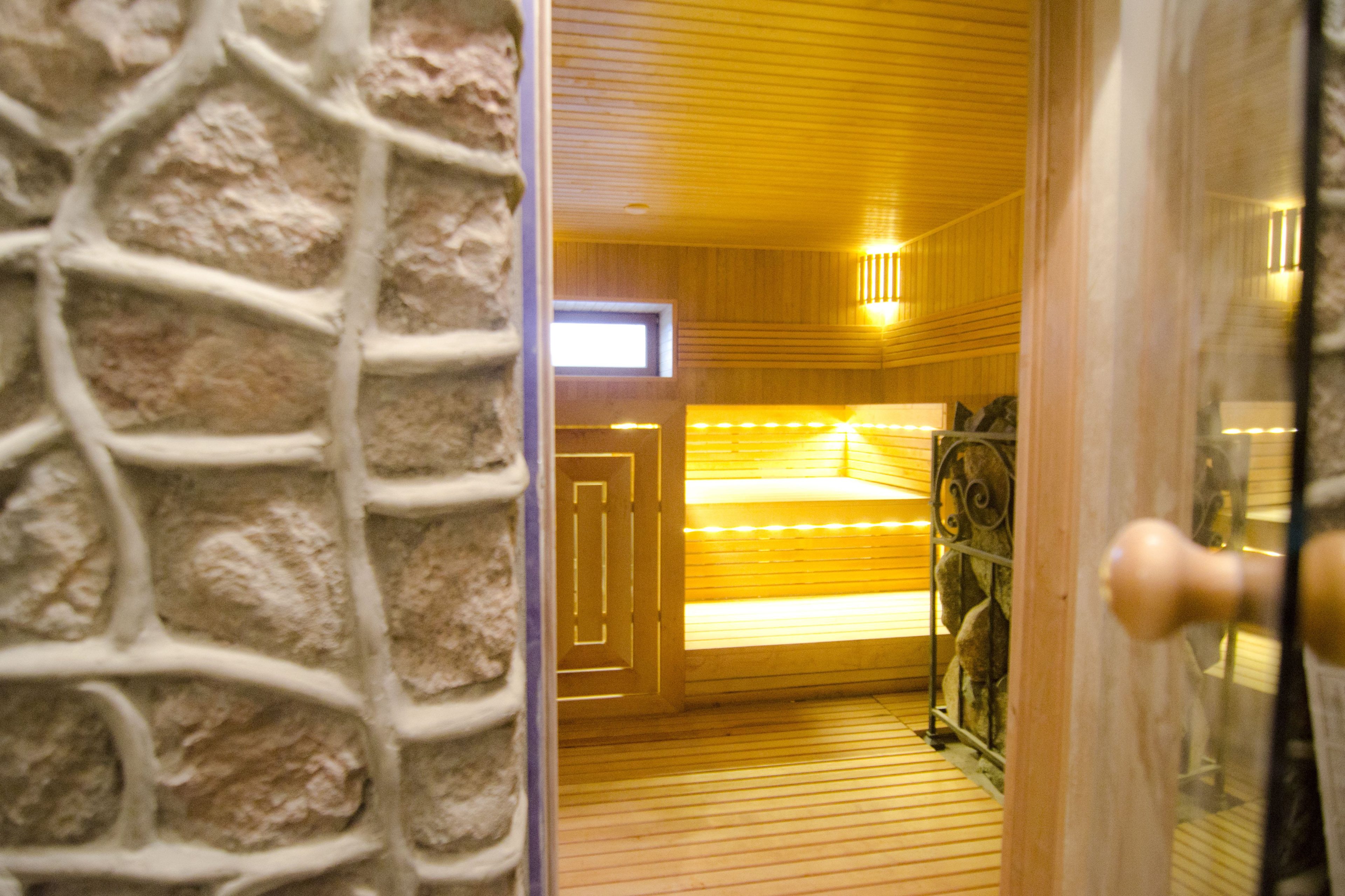 Sauna avec bancs à trois niveaux en bois d'aulne