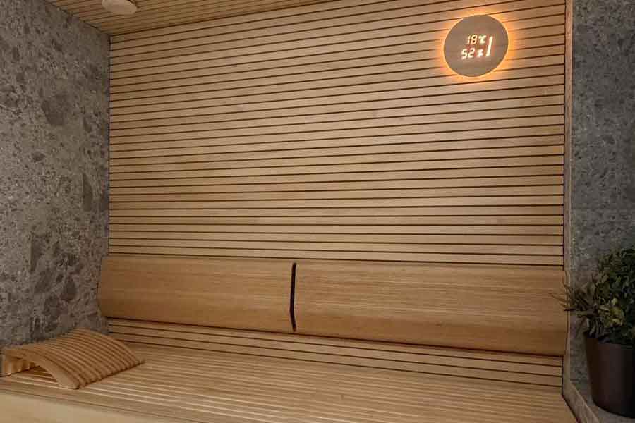 Sauna avec finition bois et pierre