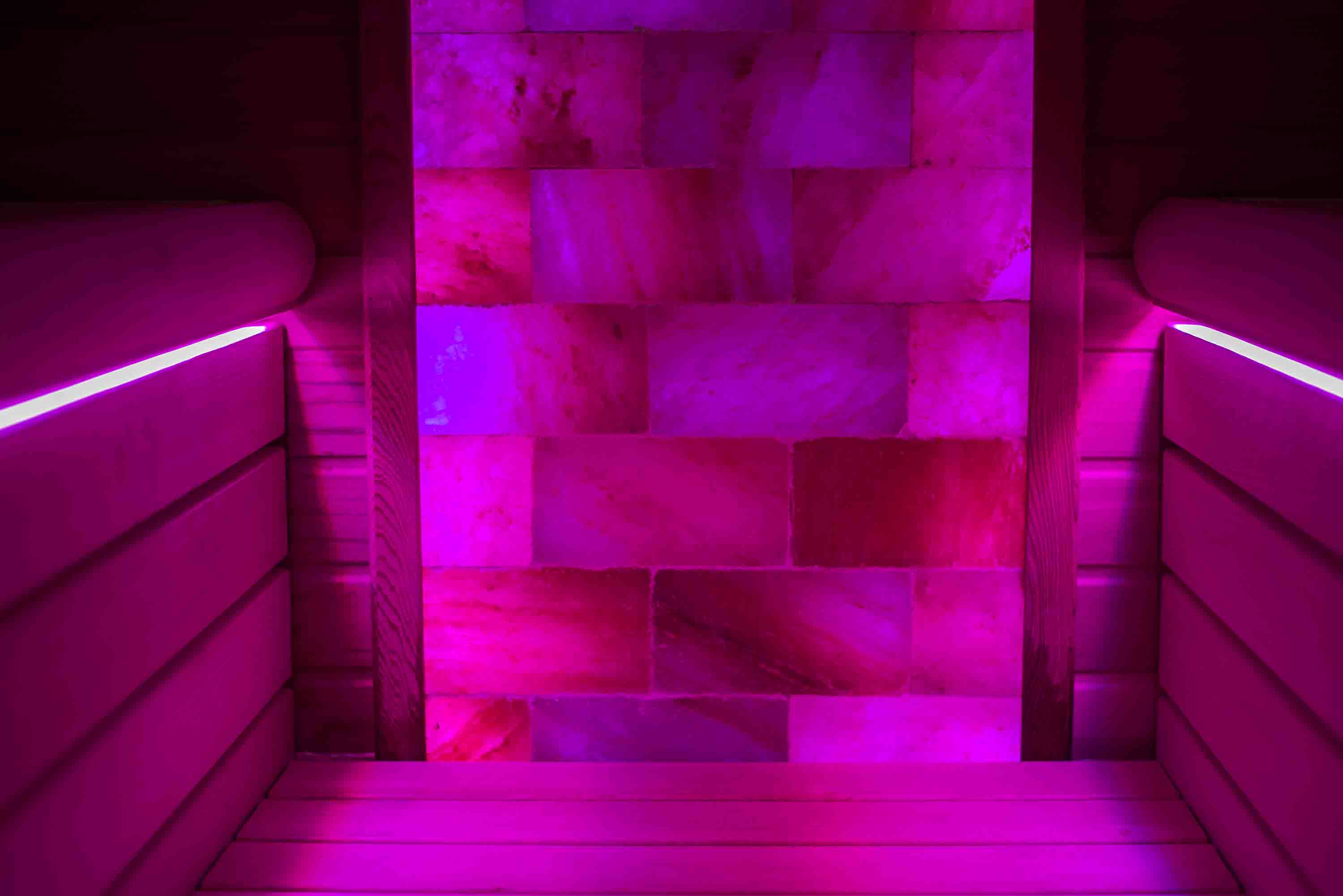 Sauna infrarouge avec mur en sel de l'Himalaya