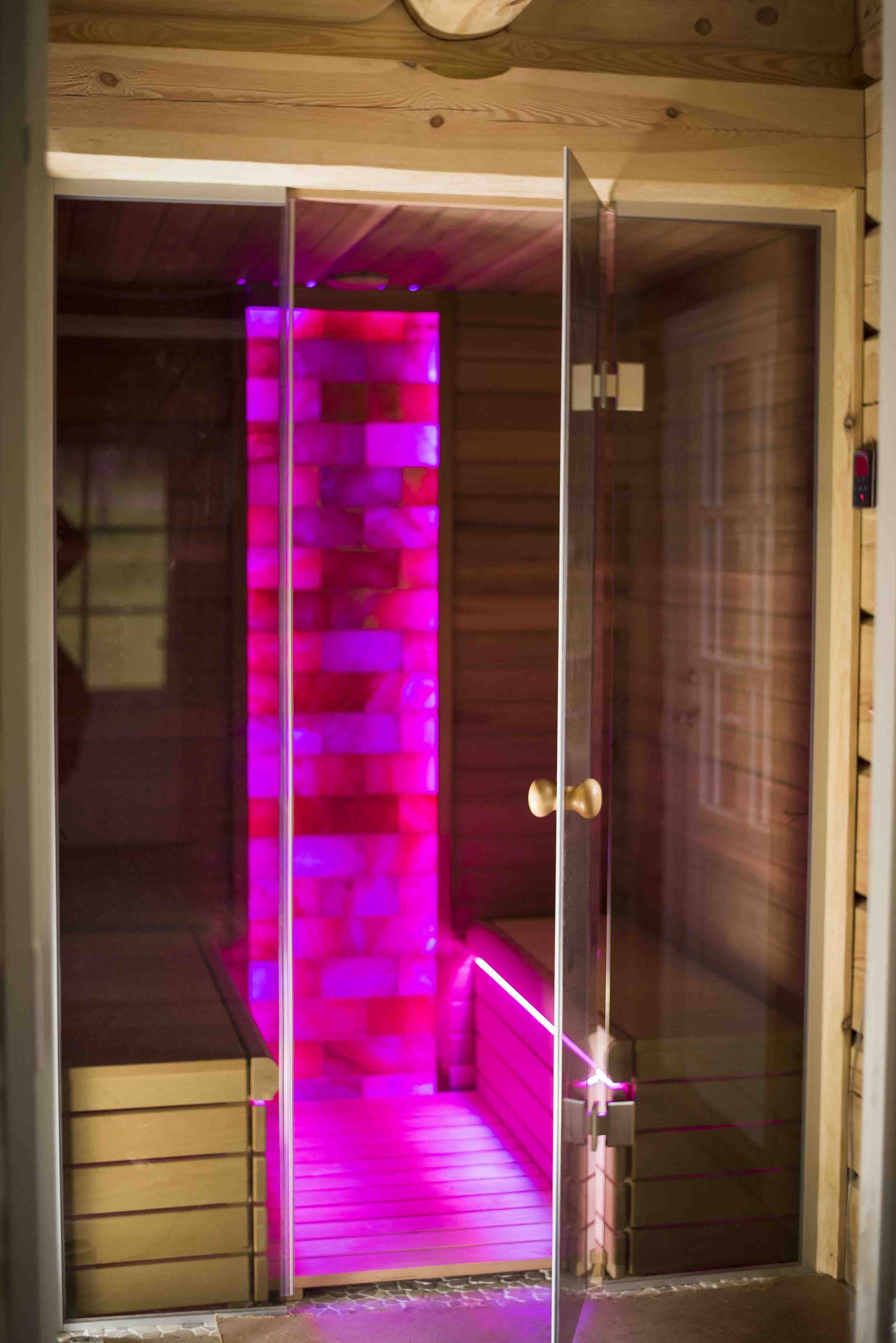 Sauna infrarouge avec mur en sel de l'Himalaya