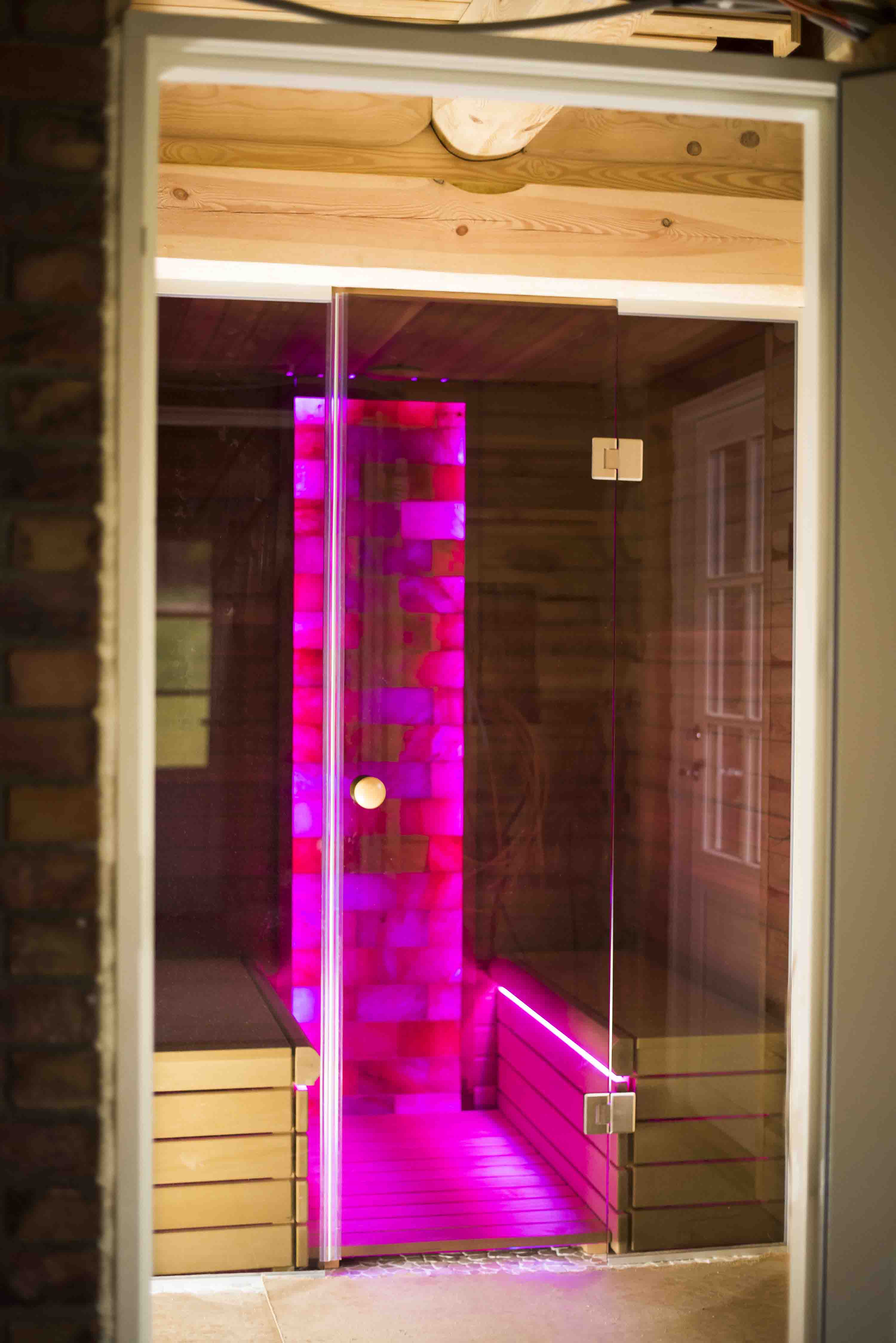 Sauna infrarouge avec mur en sel de l'Himalaya