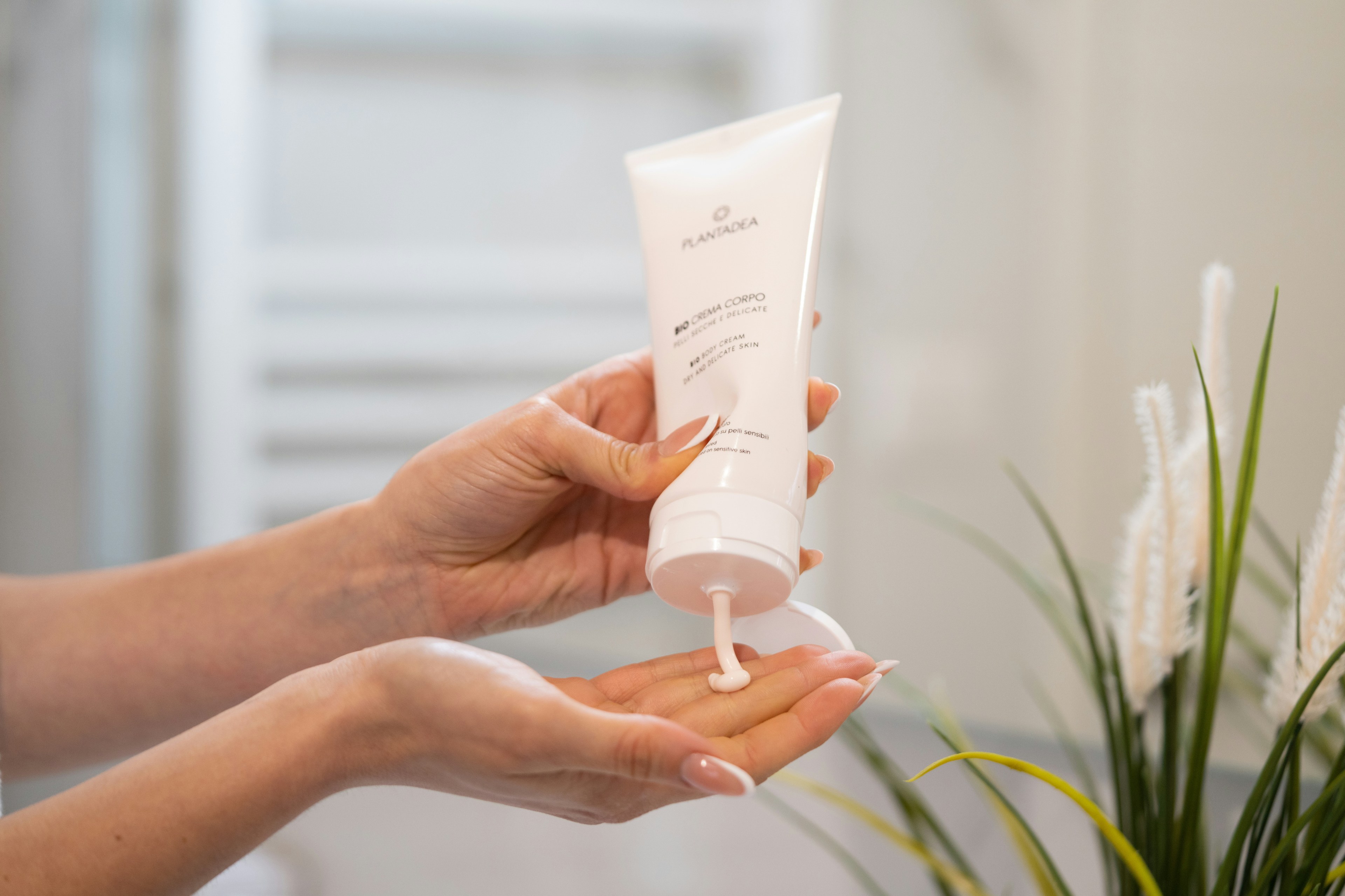 Crème corporelle appliquée dans le creux de la main, pour hydrater et soigner la peau après un sauna ou une séance de thermothérapie.