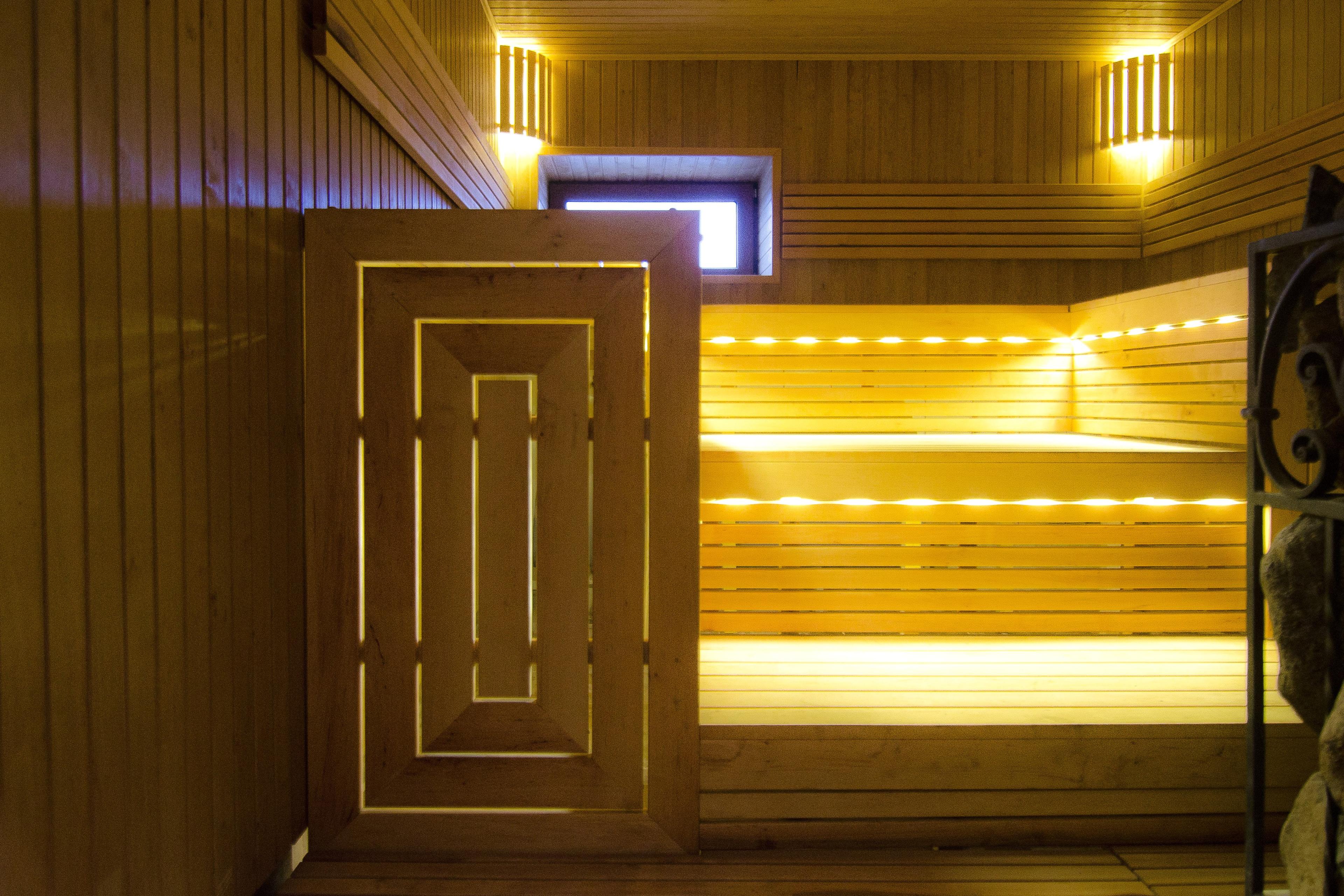 Sauna avec bancs à trois niveaux en bois d'aulne