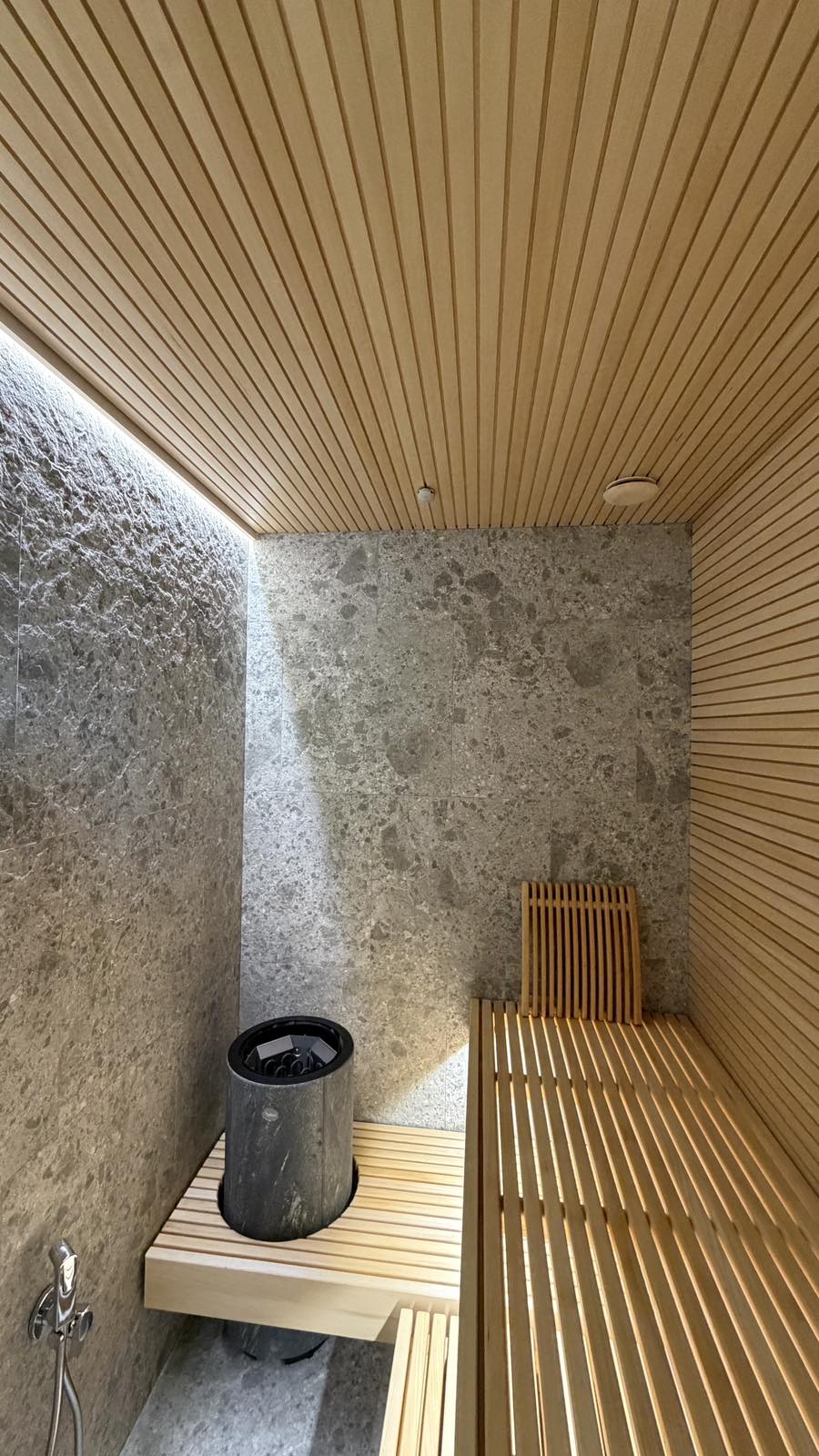 Sauna avec finition bois et pierre