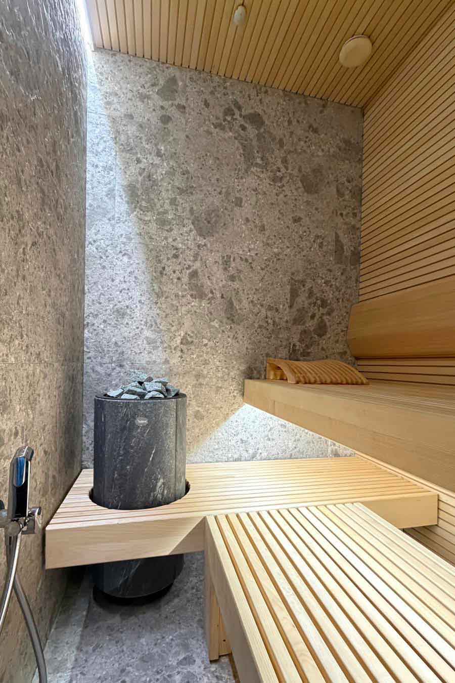 Sauna avec finition bois et pierre