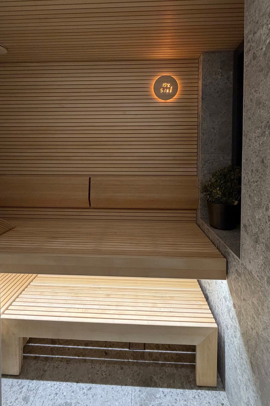 Sauna avec finition bois et pierre