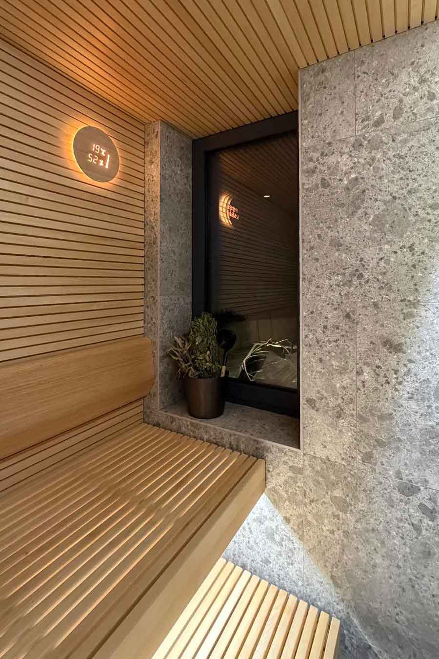 Sauna avec finition bois et pierre