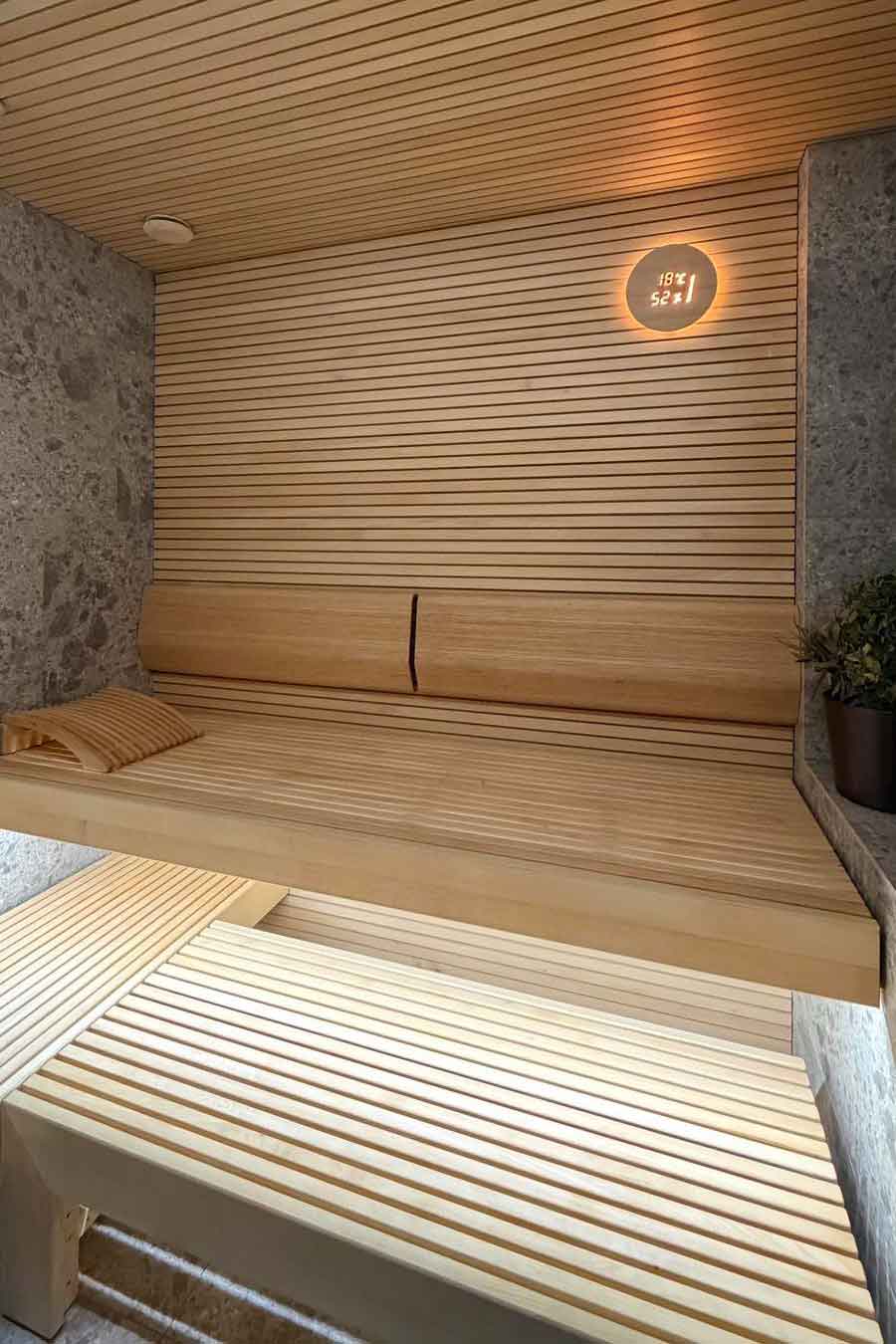 Sauna avec finition bois et pierre
