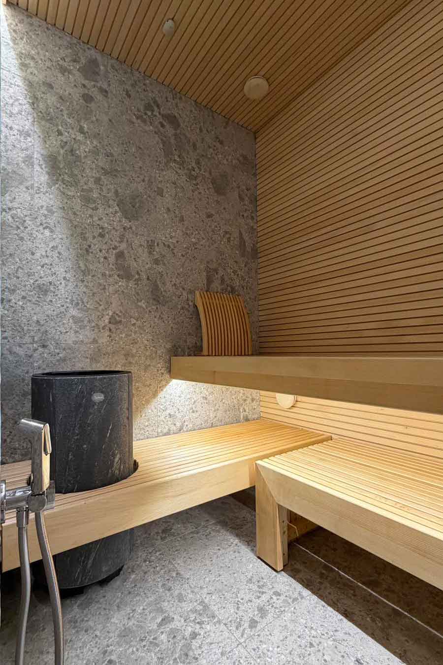 Sauna avec finition bois et pierre