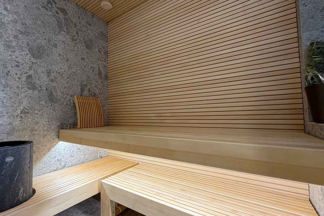 Sauna avec finition bois et pierre