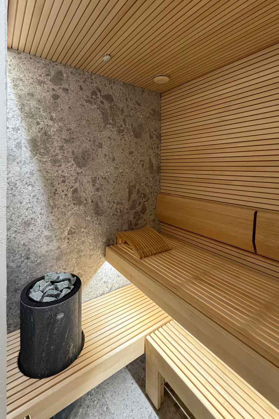 Sauna avec finition bois et pierre