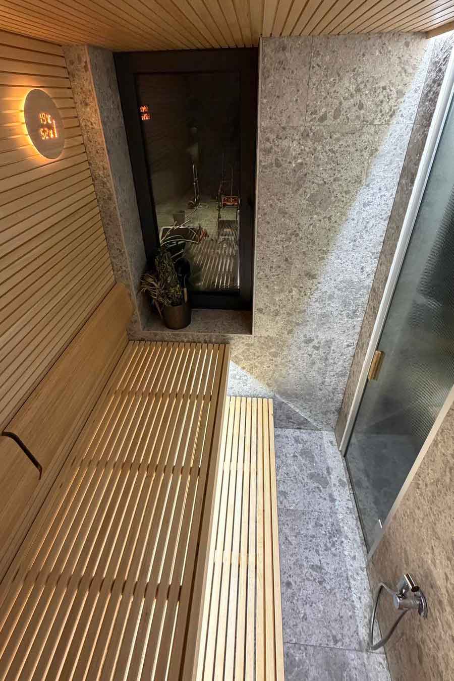 Sauna avec finition bois et pierre