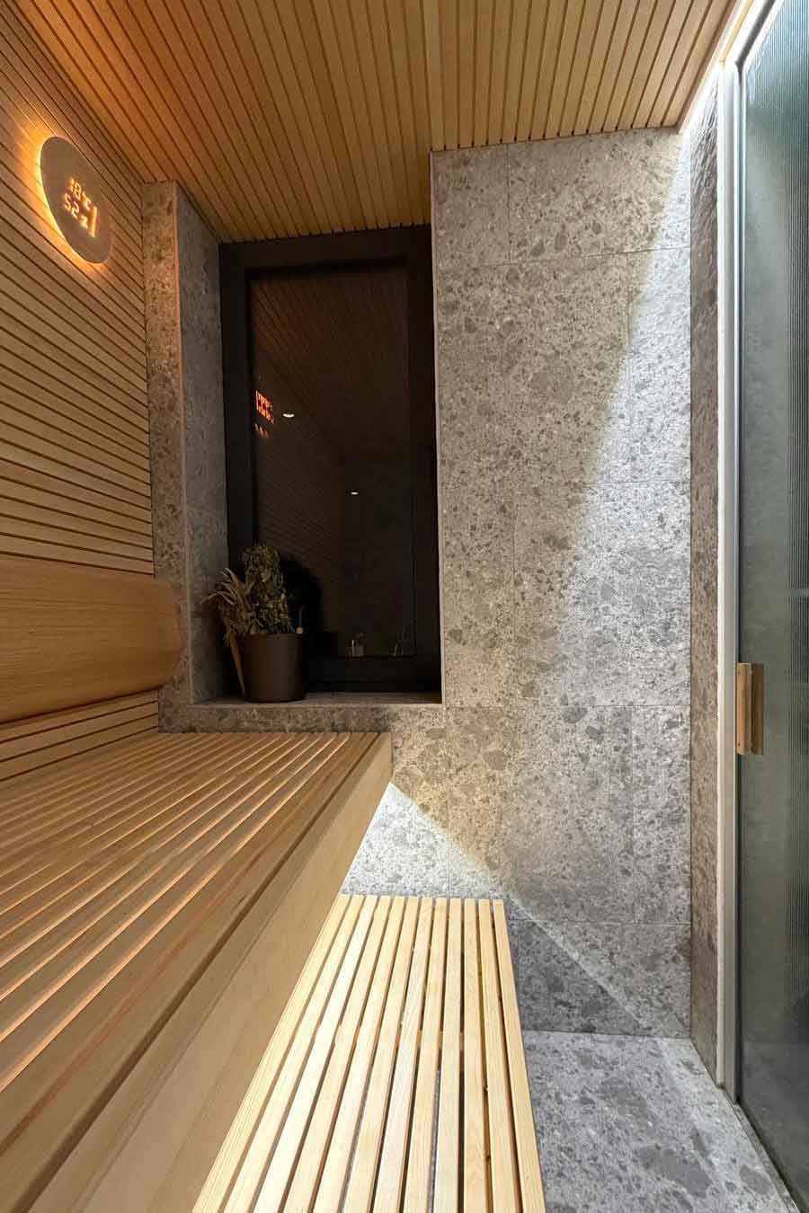 Sauna avec finition bois et pierre