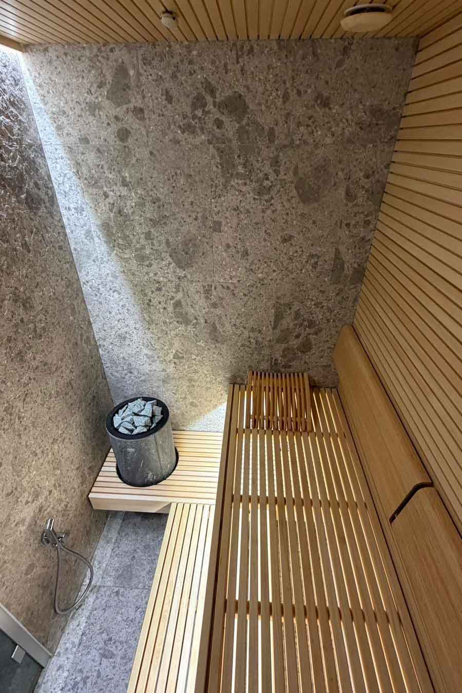 Sauna avec finition bois et pierre